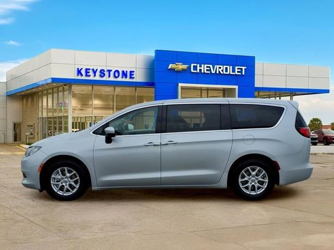 Used 2023 Chrysler Voyager LX FWD image 4