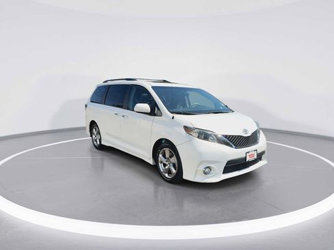 Used 2014 Toyota Sienna SE FWD image 2