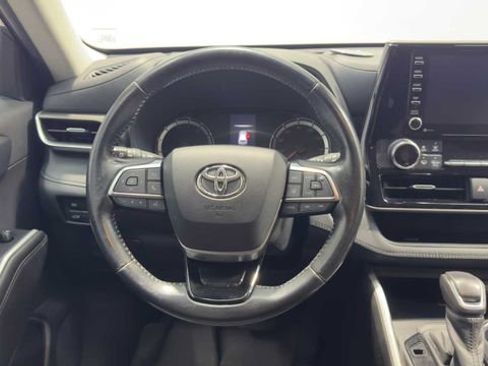 Used 2020 Toyota Highlander LE FWD image 18