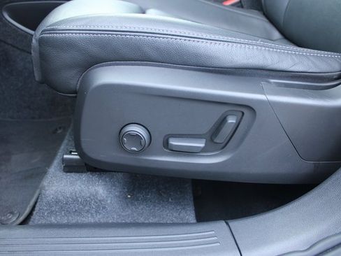 Used 2025 Volvo XC40 B5 Plus image 14