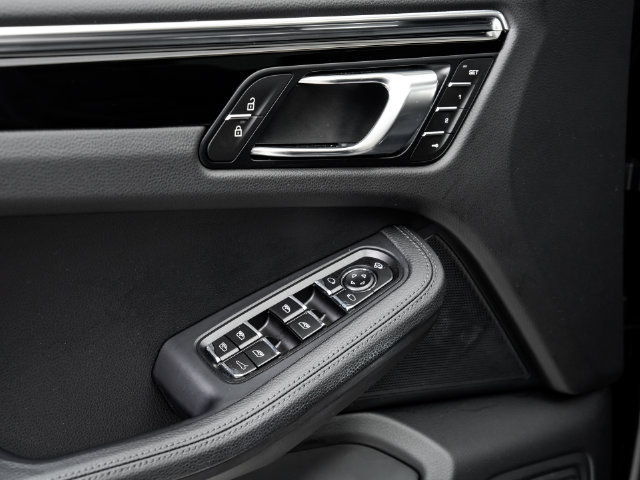 Certified 2026 Porsche Macan AWD/4WD image 8