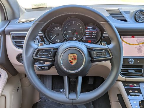 Certified 2025 Porsche Macan AWD/4WD image 8