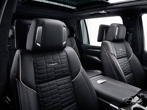 Used 2025 Cadillac Escalade ESV V AWD/4WD image 38