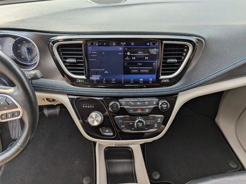 Used 2021 Chrysler Pacifica Touring-L w/ Uconnect Theater Family Group AWD/4WD image 17
