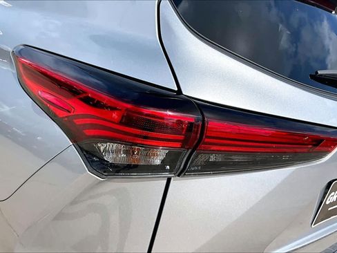 Used 2023 Toyota Highlander XLE FWD image 29