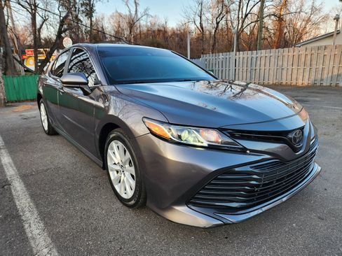 Used 2019 Toyota Camry LE image 3
