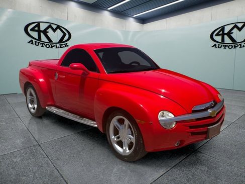Used 2004 Chevrolet SSR w/ Preferred Equipment Group RWD image 1