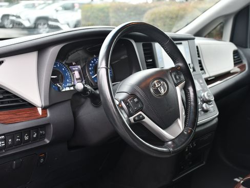 Used 2017 Toyota Sienna Limited Premium image 9
