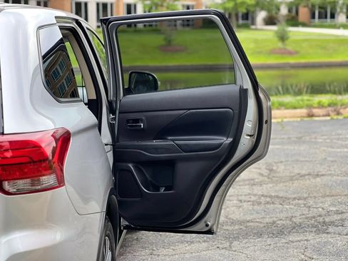 Used 2019 Mitsubishi Outlander SE FWD image 36