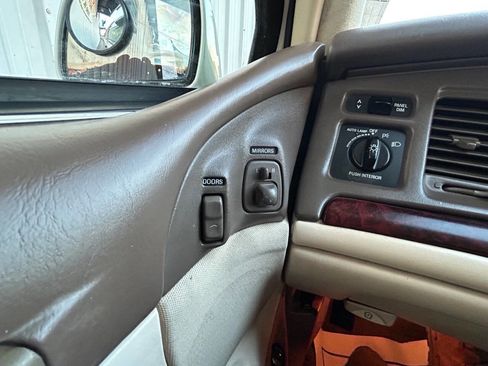 Used 1997 Lincoln Town Car Cartier image 10