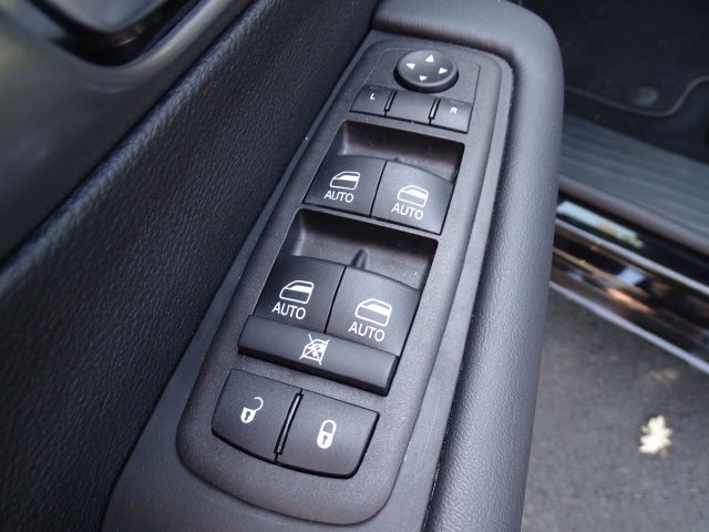 Certified 2025 Chrysler Pacifica Select w/ Uconnect Theater Family Group AWD/4WD image 10
