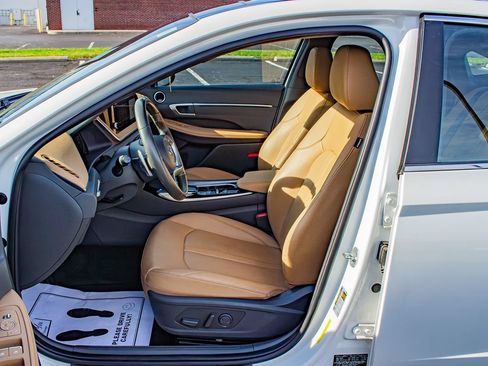 Used 2022 Hyundai Sonata Limited w/ Preferred Accessory Package FWD image 12