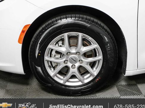 Used 2024 Chrysler Pacifica Touring-L FWD image 37