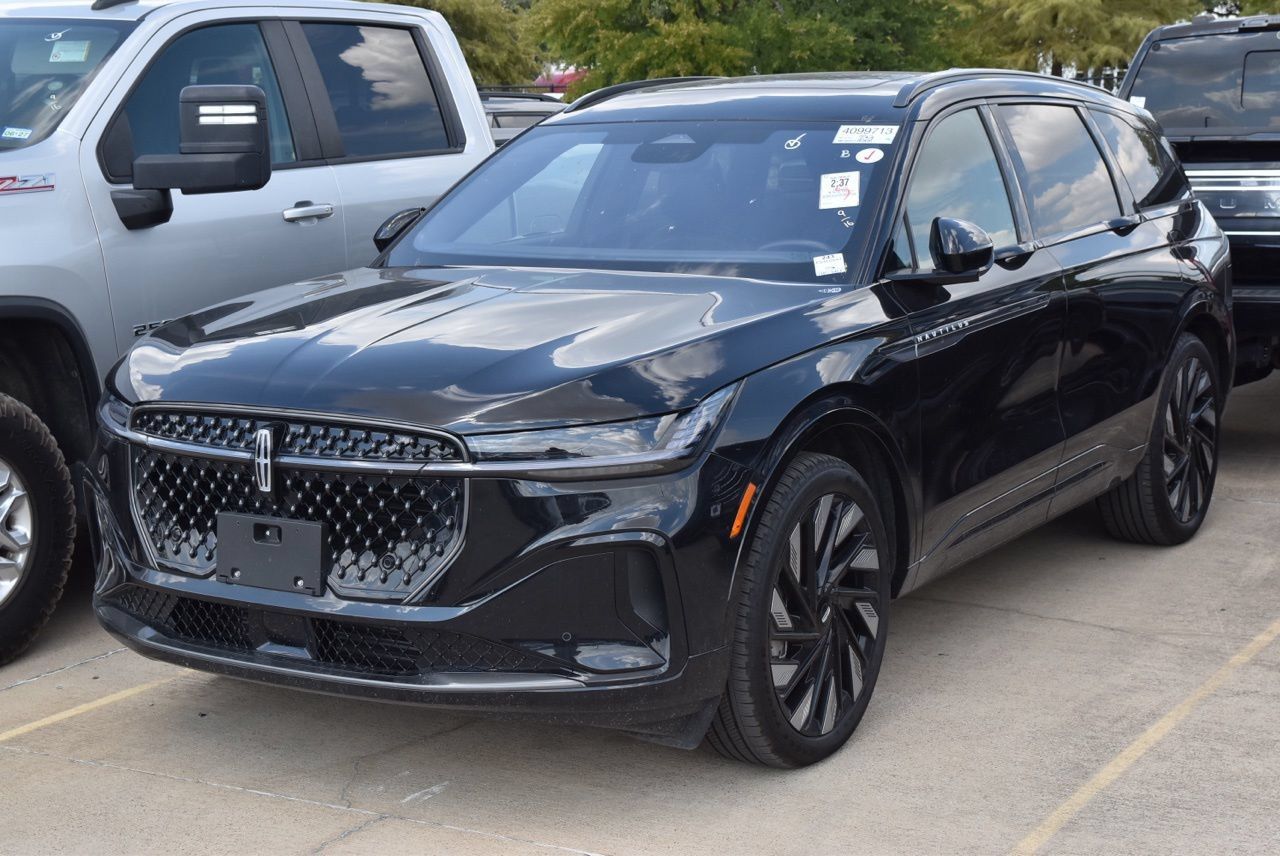 Certified 2025 Lincoln Nautilus Reserve w/ Jet Appearance Package AWD/4WD image 2
