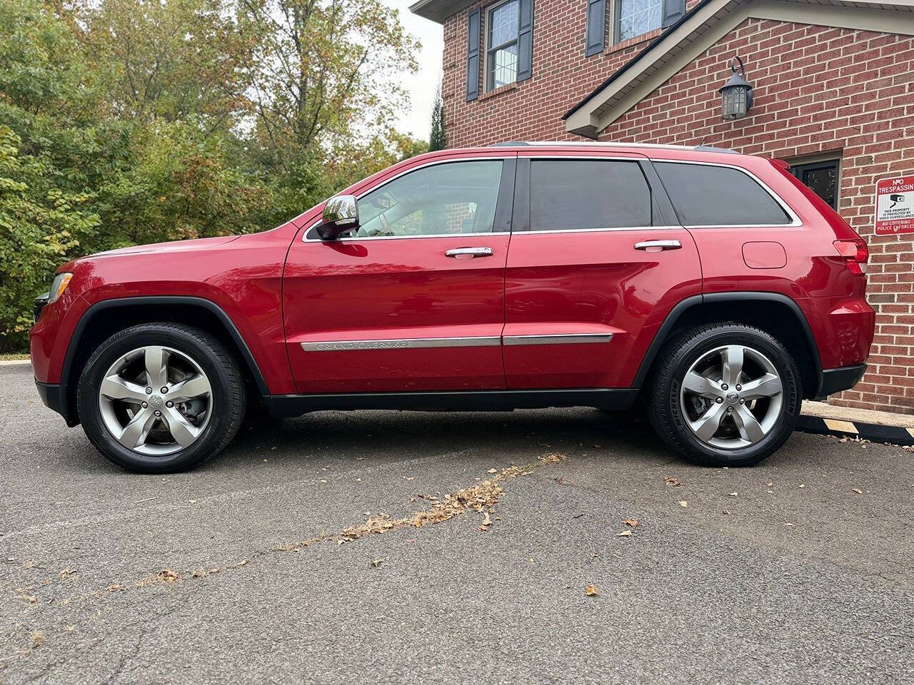 Used 2011 Jeep Grand Cherokee Overland AWD/4WD image 2