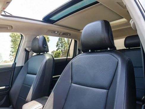 Used 2020 Volkswagen Tiguan SE w/ Panoramic Sunroof Package FWD image 17