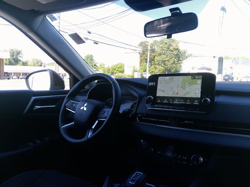 Used 2024 Mitsubishi Outlander SE image 25