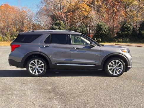 Certified 2022 Ford Explorer Platinum w/ Technology Package image 3