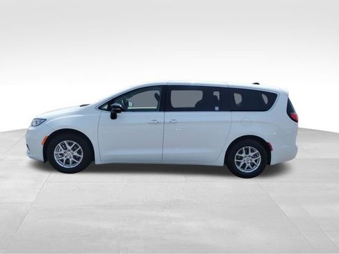 Used 2024 Chrysler Pacifica Touring-L image 2