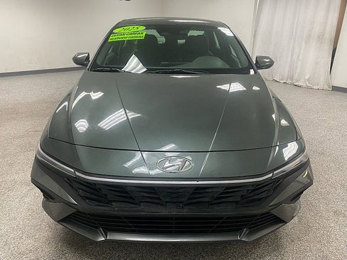 Used 2025 Hyundai Elantra SE image 2