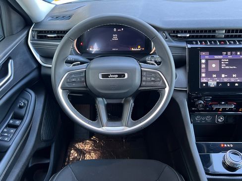 Used 2023 Jeep Grand Cherokee L Laredo image 11