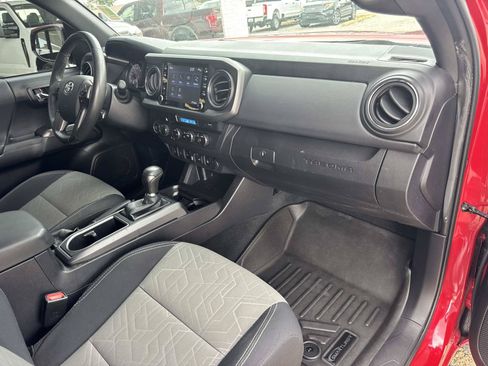 Used 2021 Toyota Tacoma TRD Off-Road w/ Technology Package AWD/4WD image 12