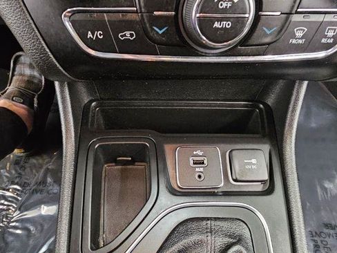 Used 2019 Jeep Cherokee Latitude Plus w/ Comfort/Convenience Group FWD image 27