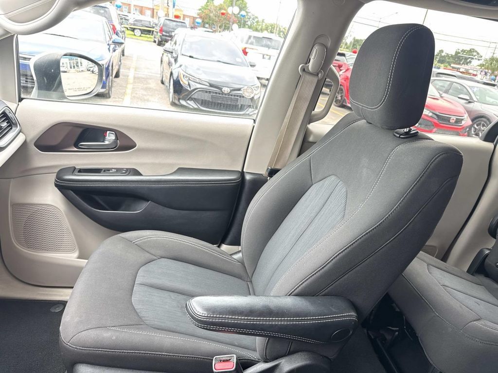 Used 2023 Chrysler Voyager LX FWD image 16