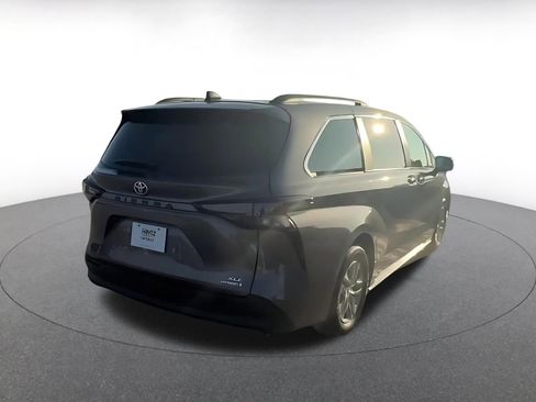 Used 2024 Toyota Sienna XLE image 11