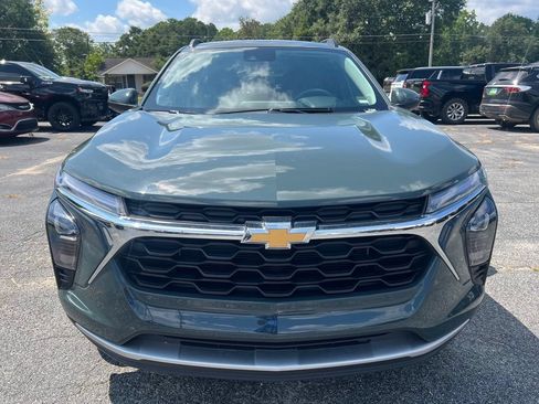 Used 2025 Chevrolet Trax LT FWD image 4