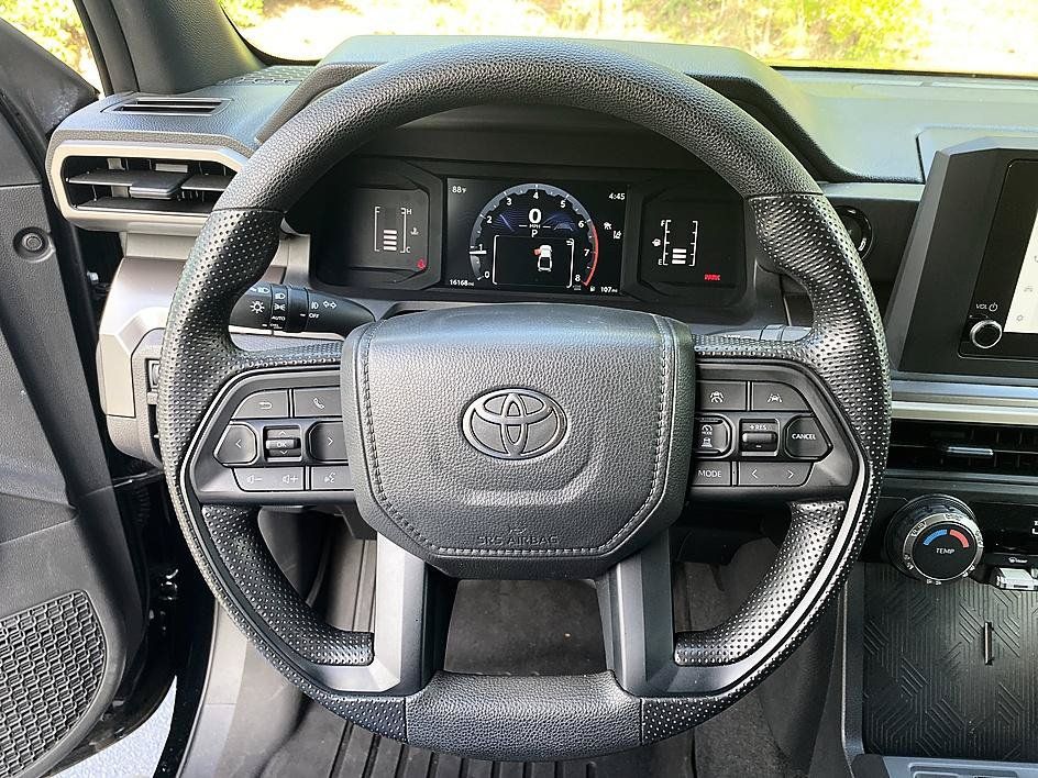 Certified 2025 Toyota Tacoma SR5 AWD/4WD image 15
