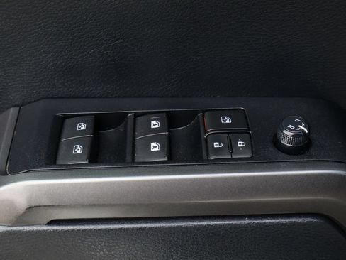 Used 2019 Toyota Tacoma TRD Off-Road AWD/4WD image 18