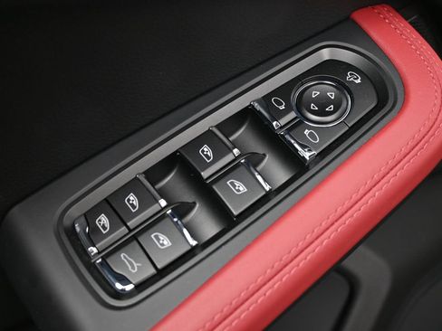 Certified 2026 Porsche Macan AWD/4WD image 19