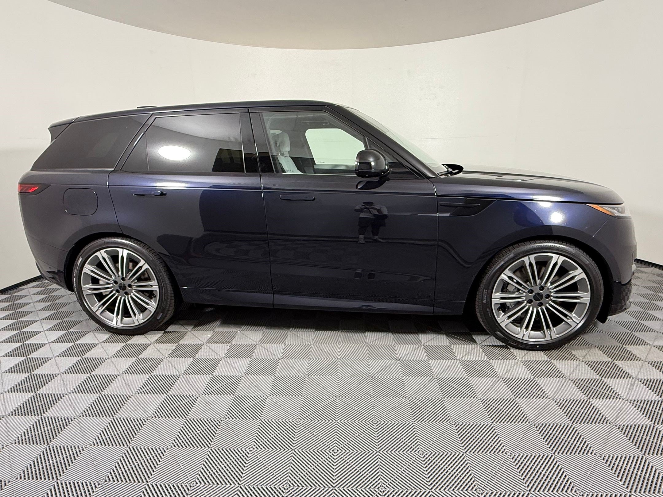 New 2026 Land Rover Range Rover Sport Dynamic SE AWD/4WD image 8