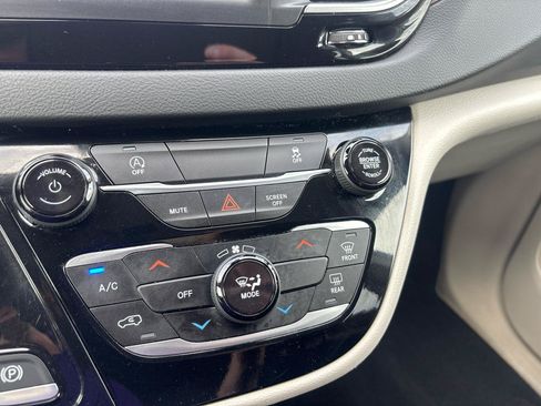 Used 2024 Chrysler Voyager LX FWD image 21