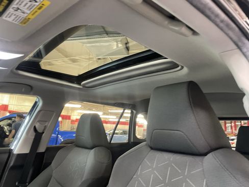 Used 2021 Toyota RAV4 XLE w/ Convenience Package FWD image 28