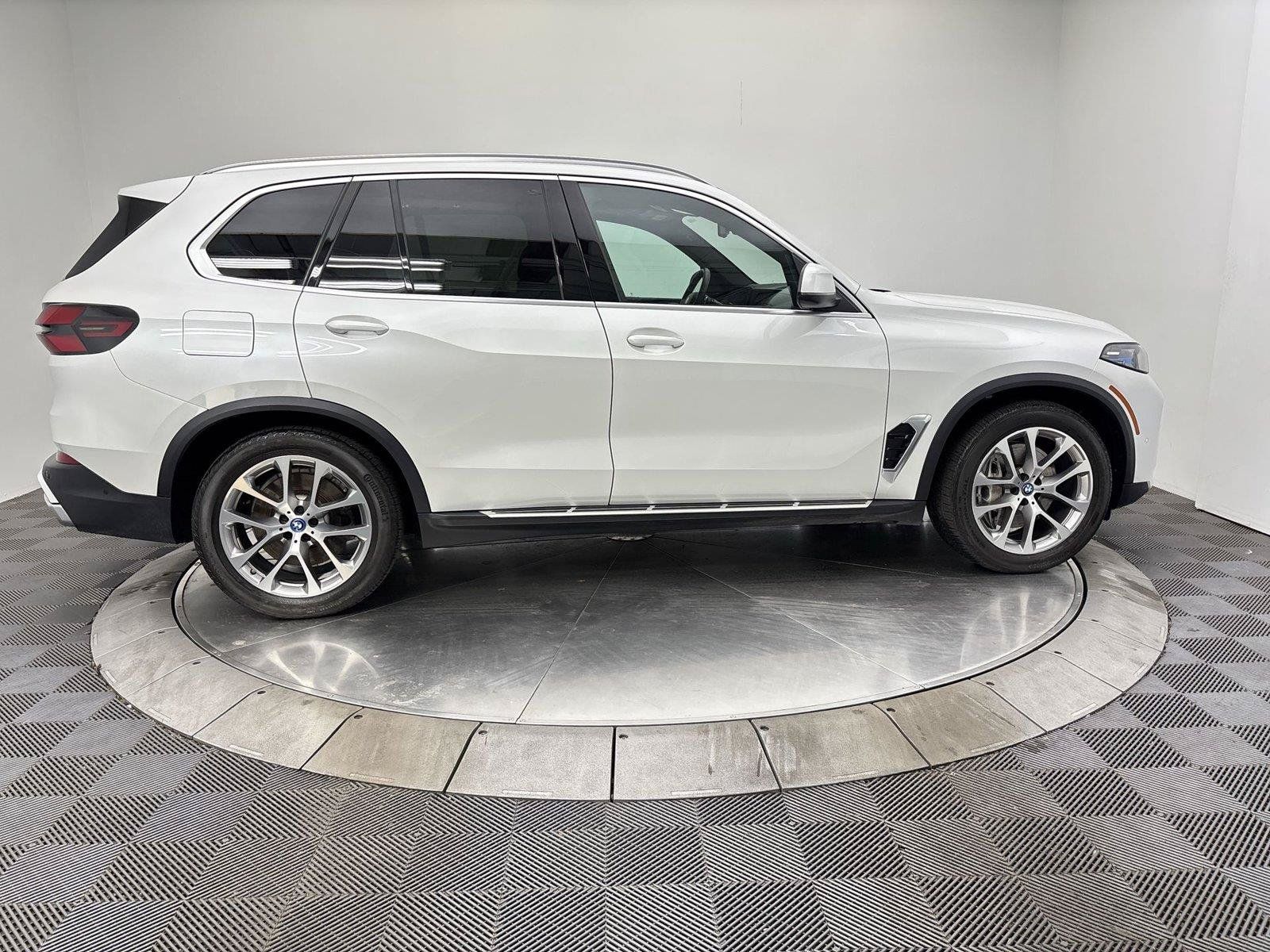 Used 2024 BMW X5 xDrive50e w/ Premium Package AWD/4WD image 17