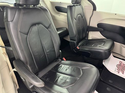 Used 2017 Chrysler Pacifica Touring-L w/ Tire & Wheel Group image 39