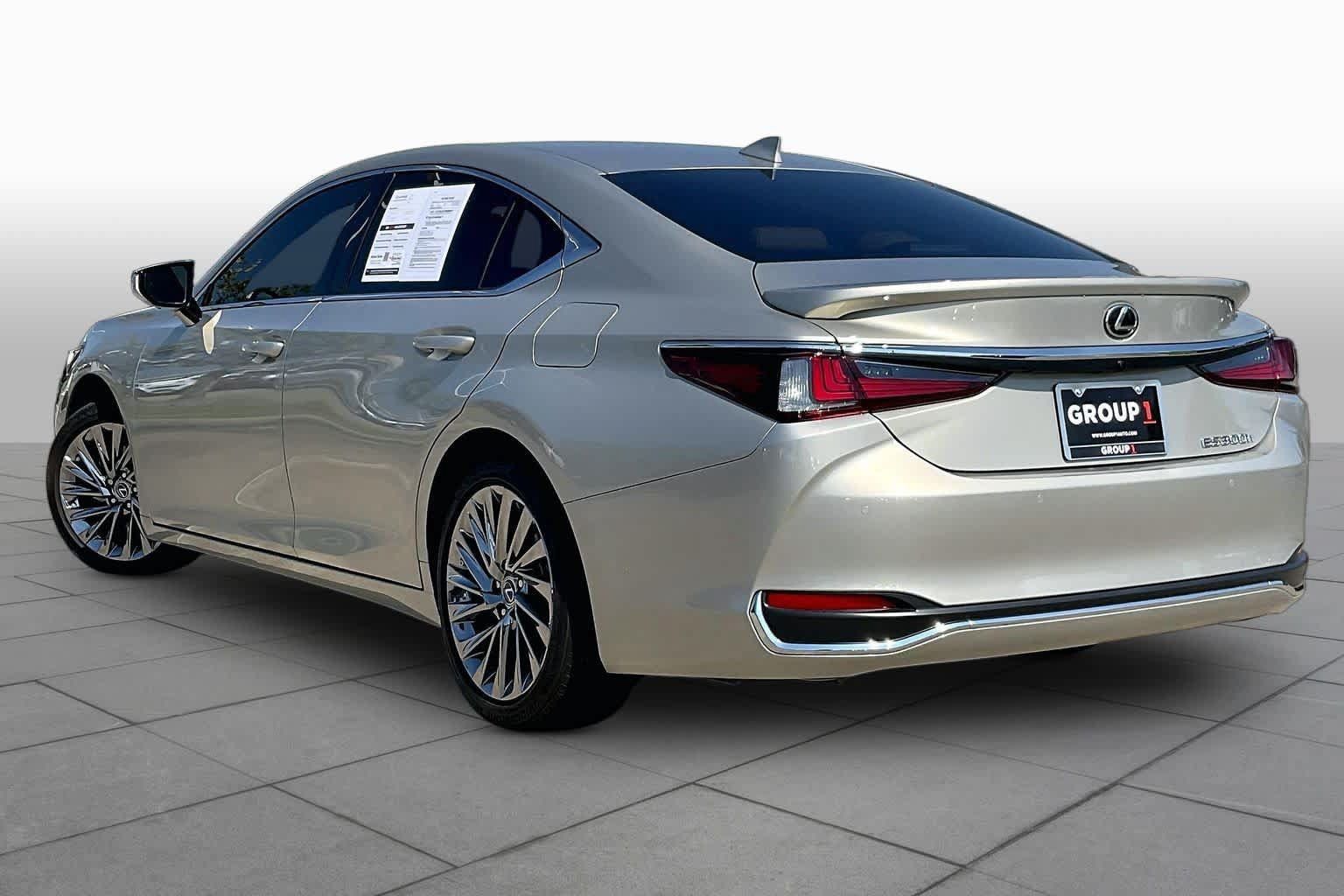 Used 2024 Lexus ES 300h Ultra Luxury w/ Accessory Package (Z2) FWD image 10