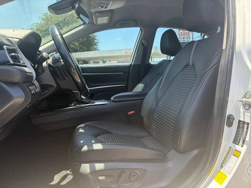 Used 2019 Toyota Camry SE FWD image 12