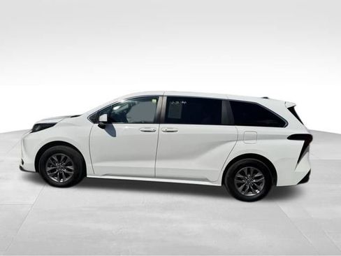 Used 2023 Toyota Sienna LE image 6