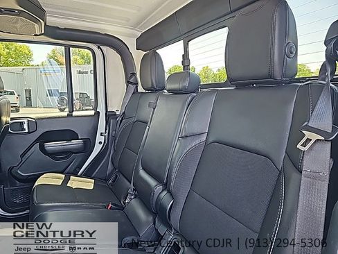 Used 2021 Jeep Gladiator Sport image 18