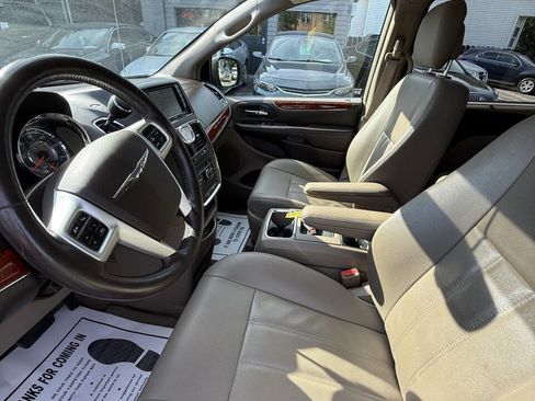 Used 2016 Chrysler Town & Country Touring w/ Driver Convenience Group image 18