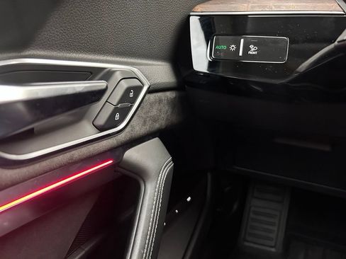 Used 2019 Audi e-tron Prestige w/ Prestige Package AWD/4WD image 19