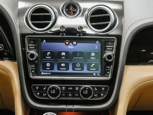 Used 2018 Bentley Bentayga AWD/4WD image 16