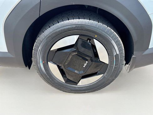 Used 2024 Kia EV9 Light Long Range RWD image 32