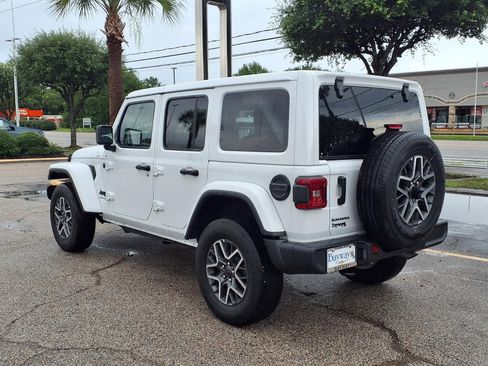 Used 2025 Jeep Wrangler Unlimited Sahara AWD/4WD image 23