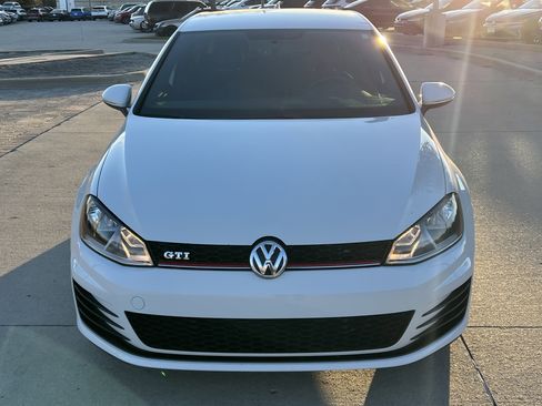 Used 2017 Volkswagen Golf S image 3
