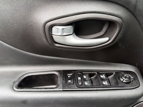 Used 2023 Jeep Renegade Latitude AWD/4WD image 8