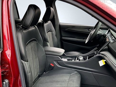 New 2025 Jeep Grand Cherokee Altitude AWD/4WD image 8